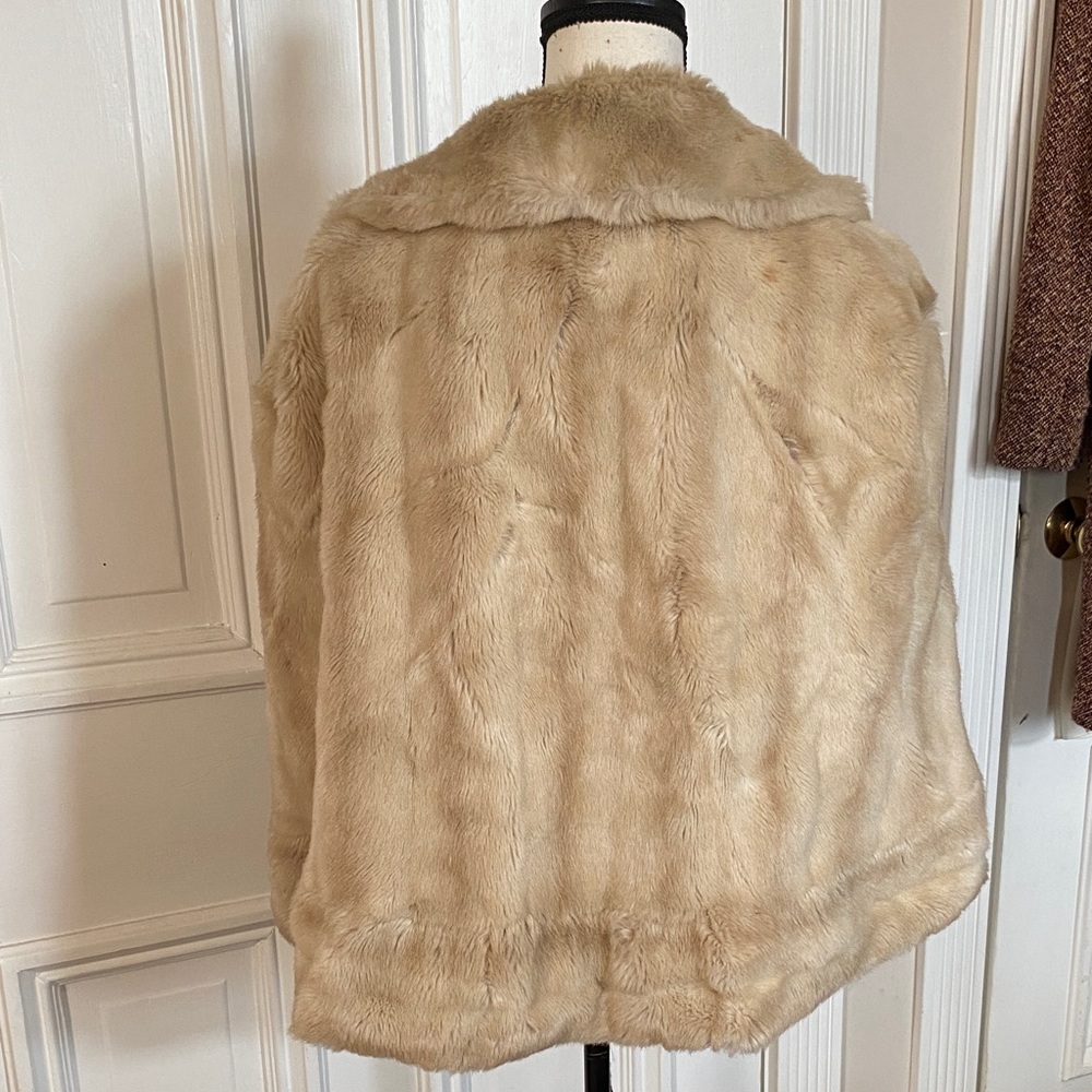 Vintage Luxurious Tan Faux Fur Cape - Picture 4 of 7
